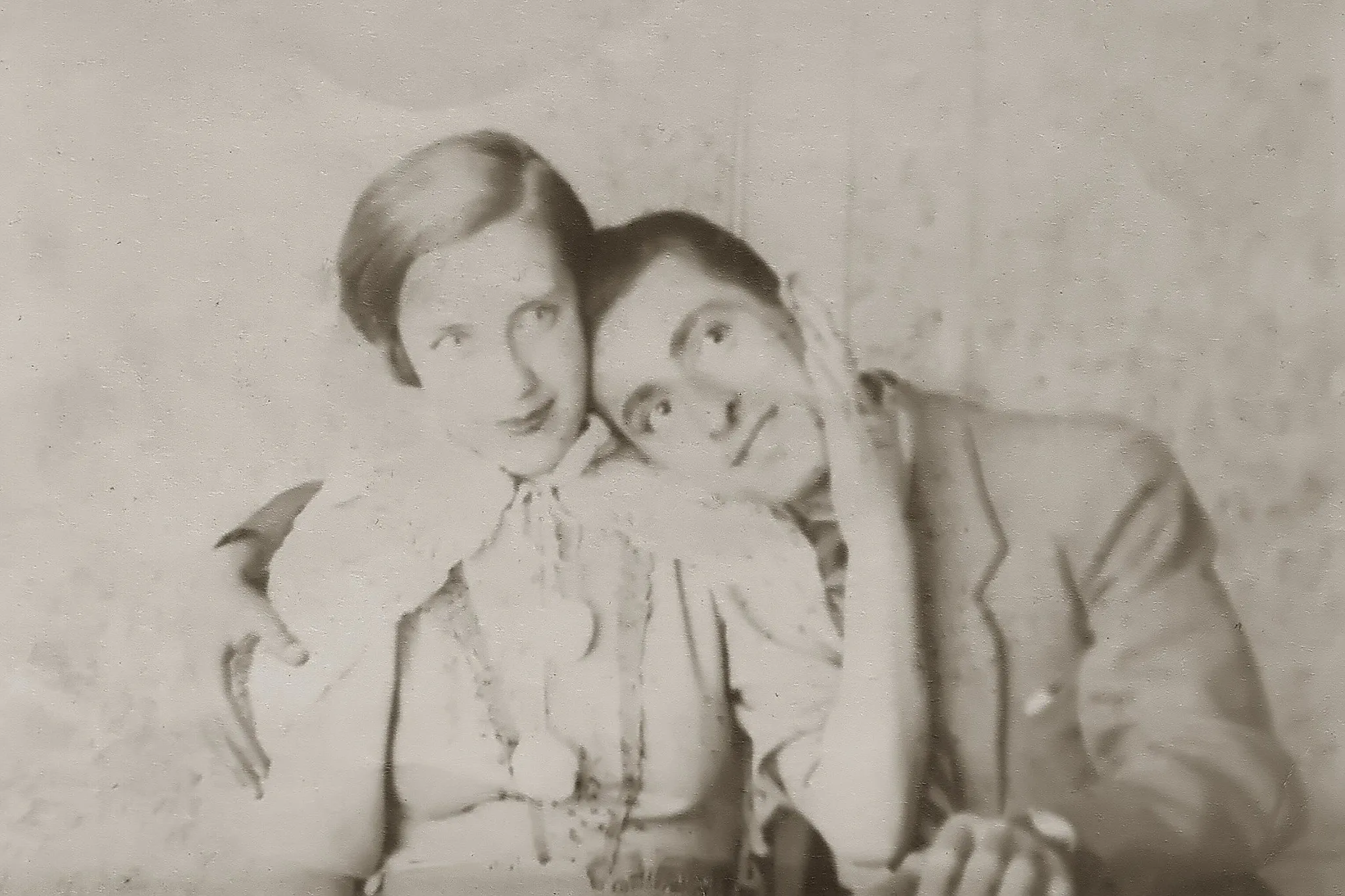 Portrait ancien d'un couple, joue contre joue.