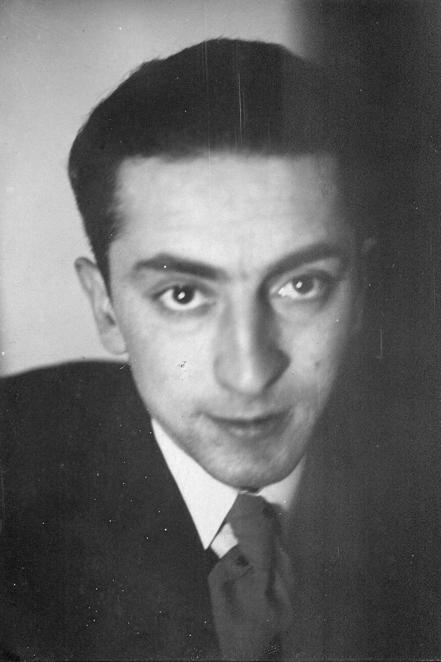 Portrait d'archive d'un jeune homme en costume et cravate.