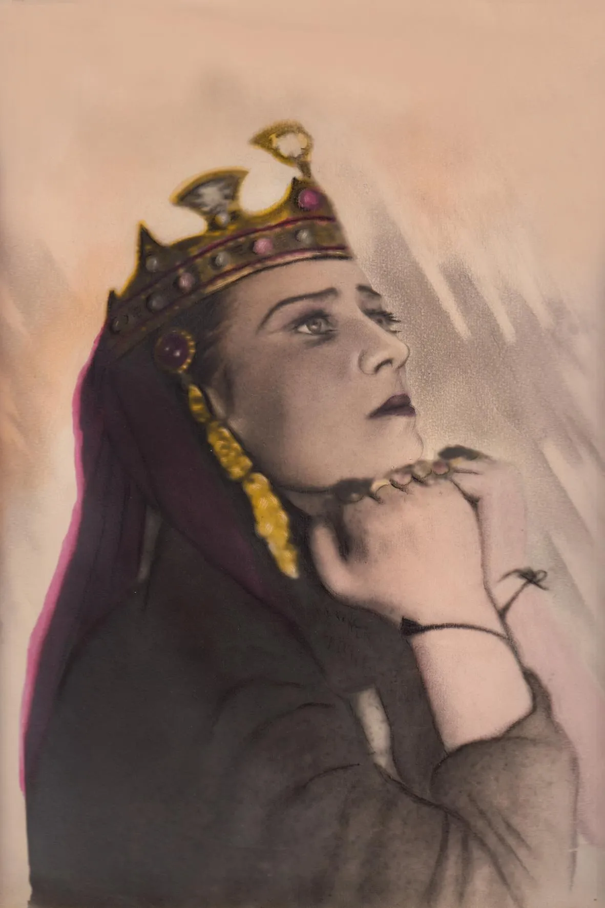 Portrait teinté d'une danseuse coiffée d'une couronne de scène et d'un voile.