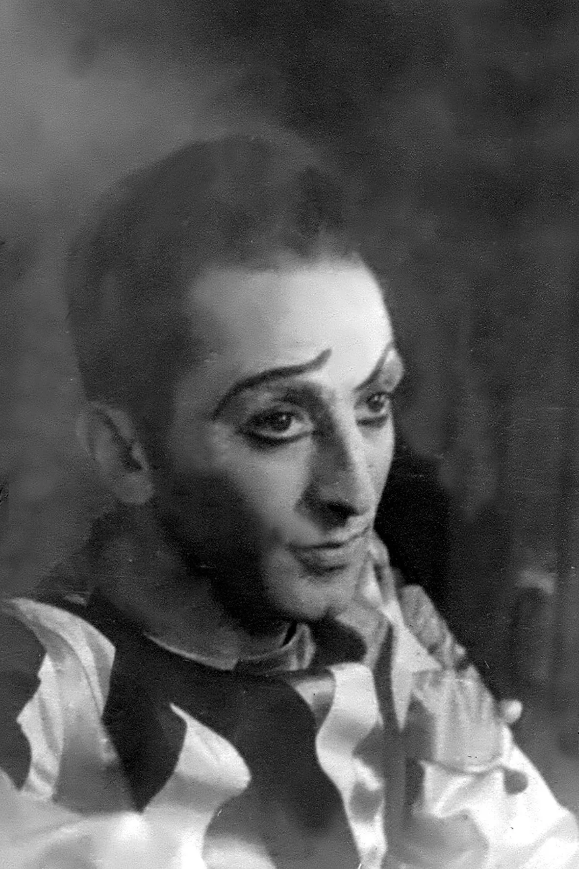 Portrait de scène en noir et blanc : un danseur en costume de Pierrot.