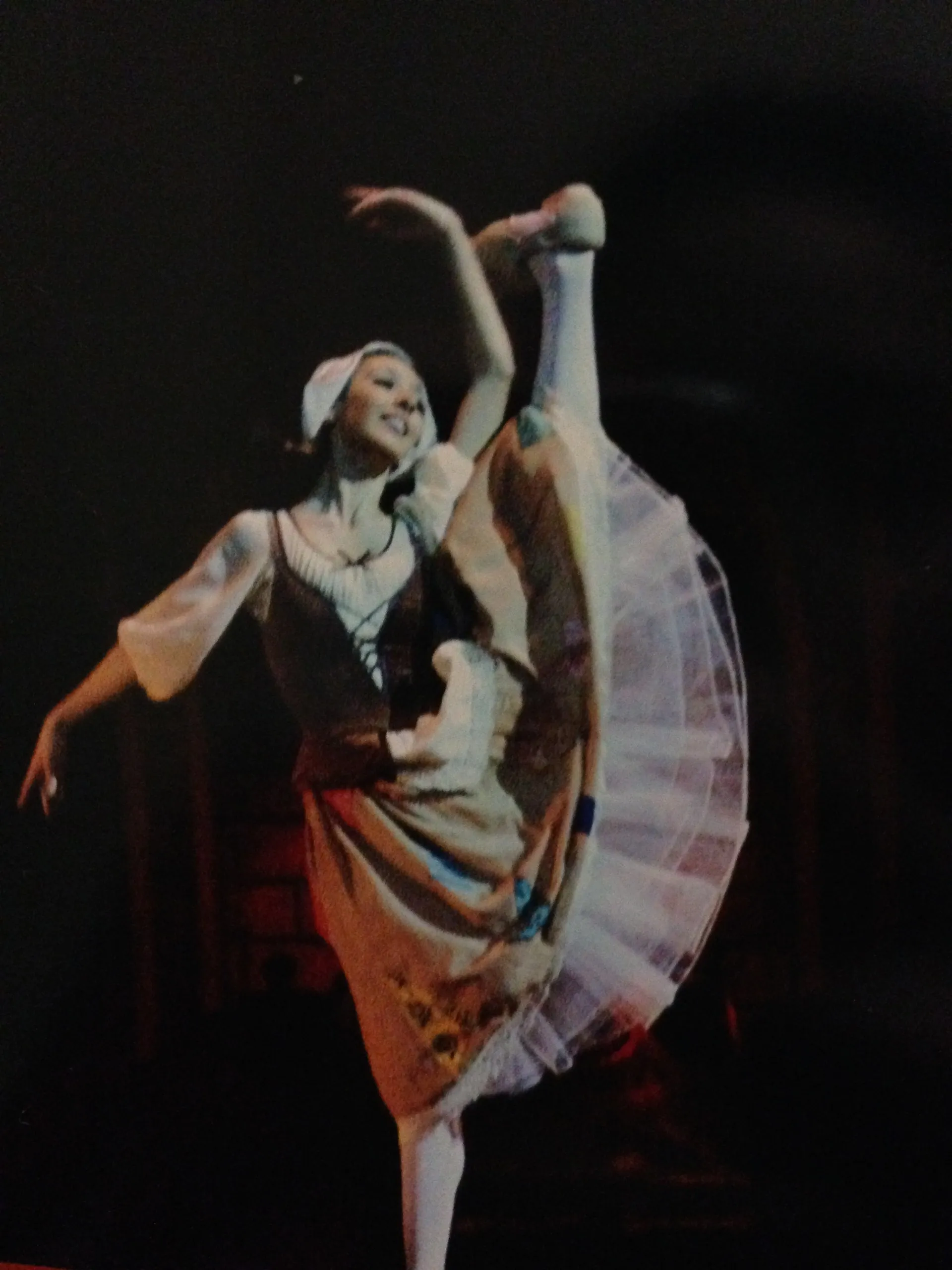 Danse de caractère sur scène, la jupe en plein mouvement.