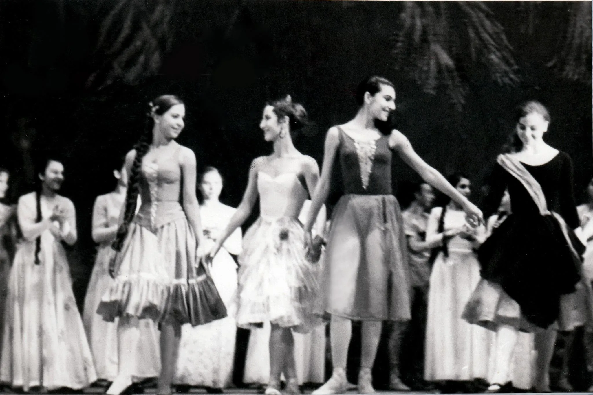 Danseuses en coulisse, en costume romantique, photographie en noir et blanc.