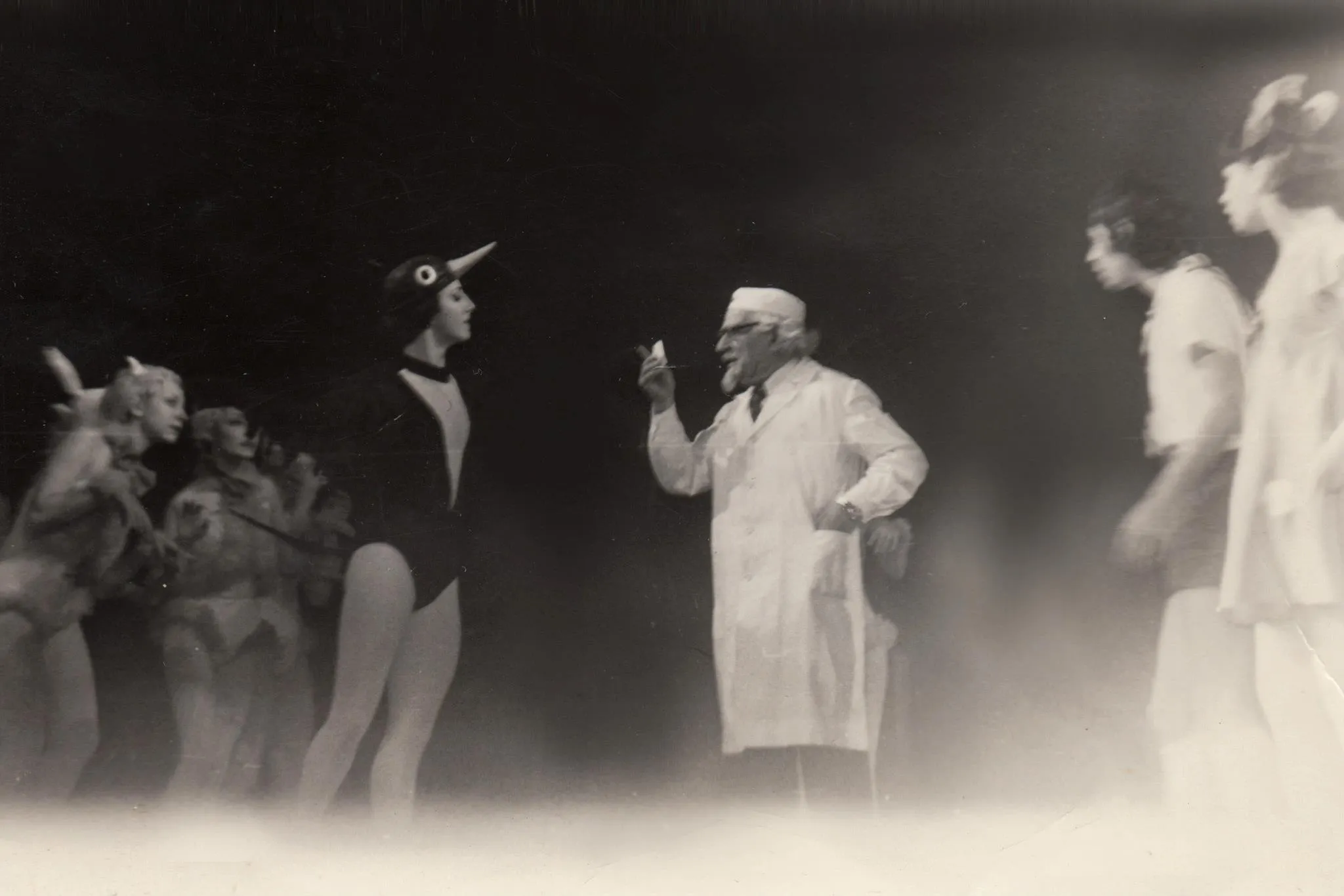 Scène d'un ballet d'époque, personnages en costume clair.