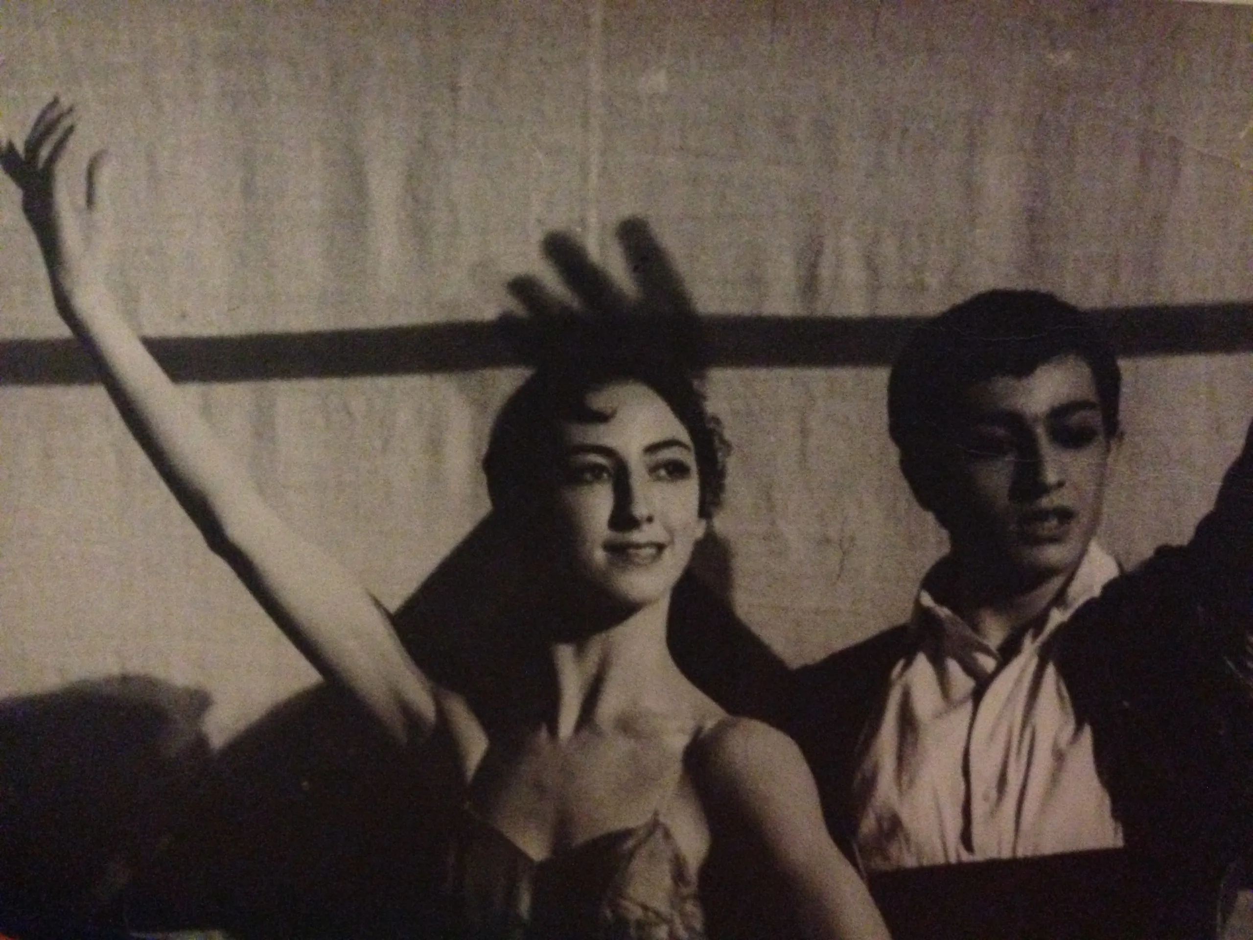 Deux jeunes gens photographiés côte à côte, tirage sépia.