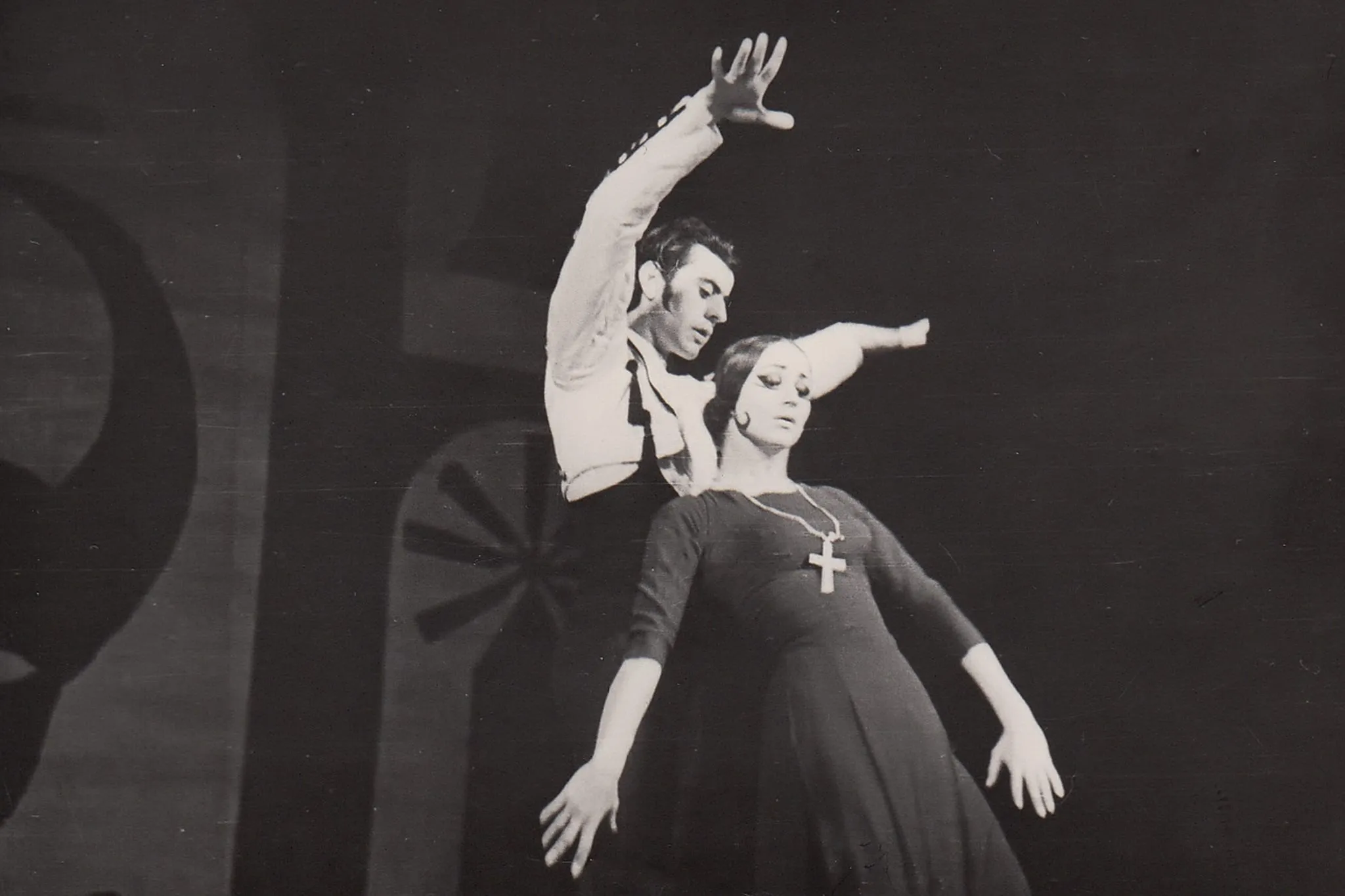 Pas de deux de caractère sur scène, en noir et blanc.
