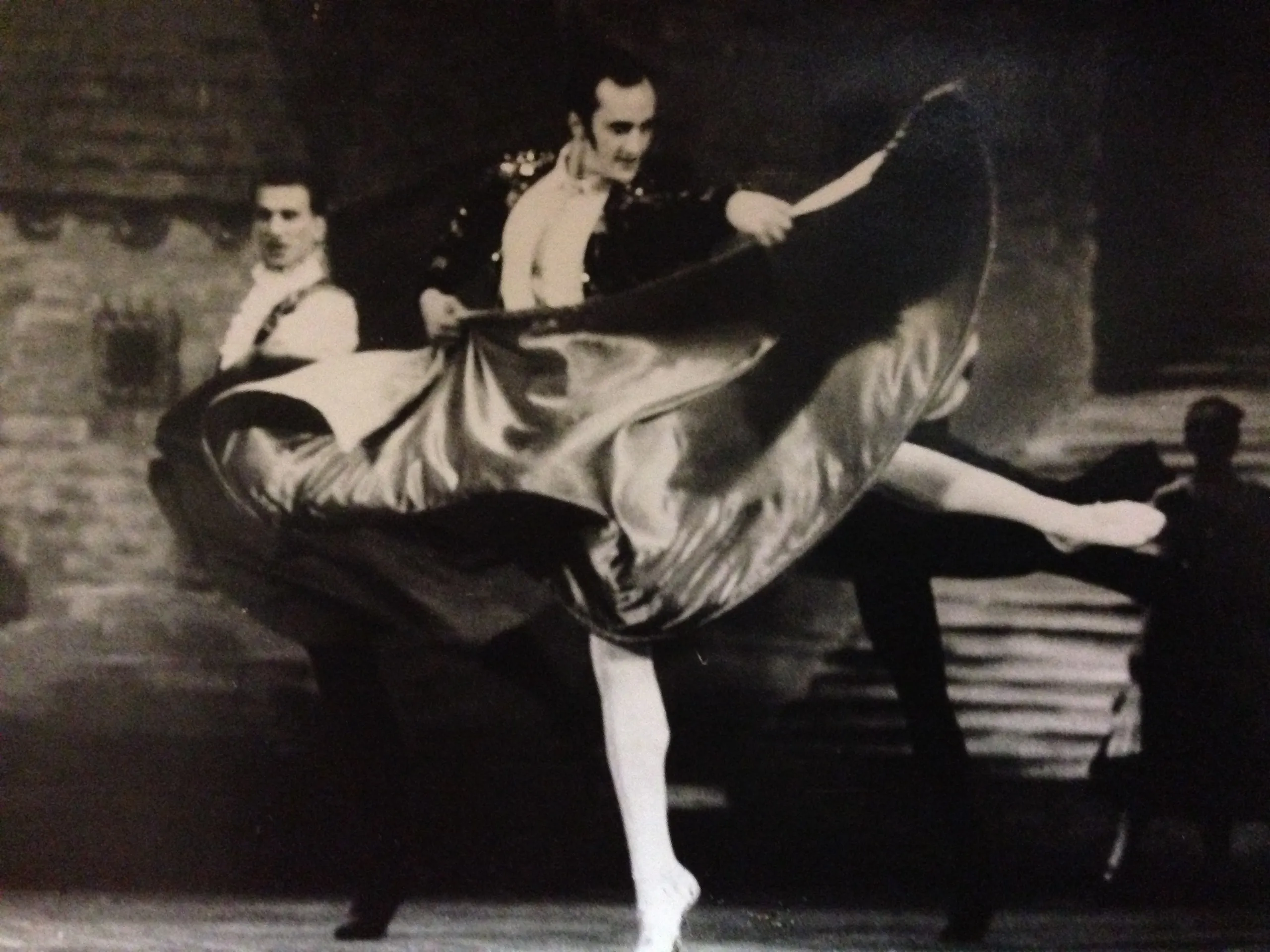Saut en plein vol dans une danse de caractère, photographie de scène ancienne.