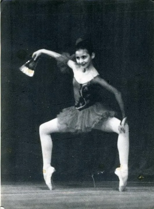 Jeune danseuse en tutu noir, tirage d'une autre époque.