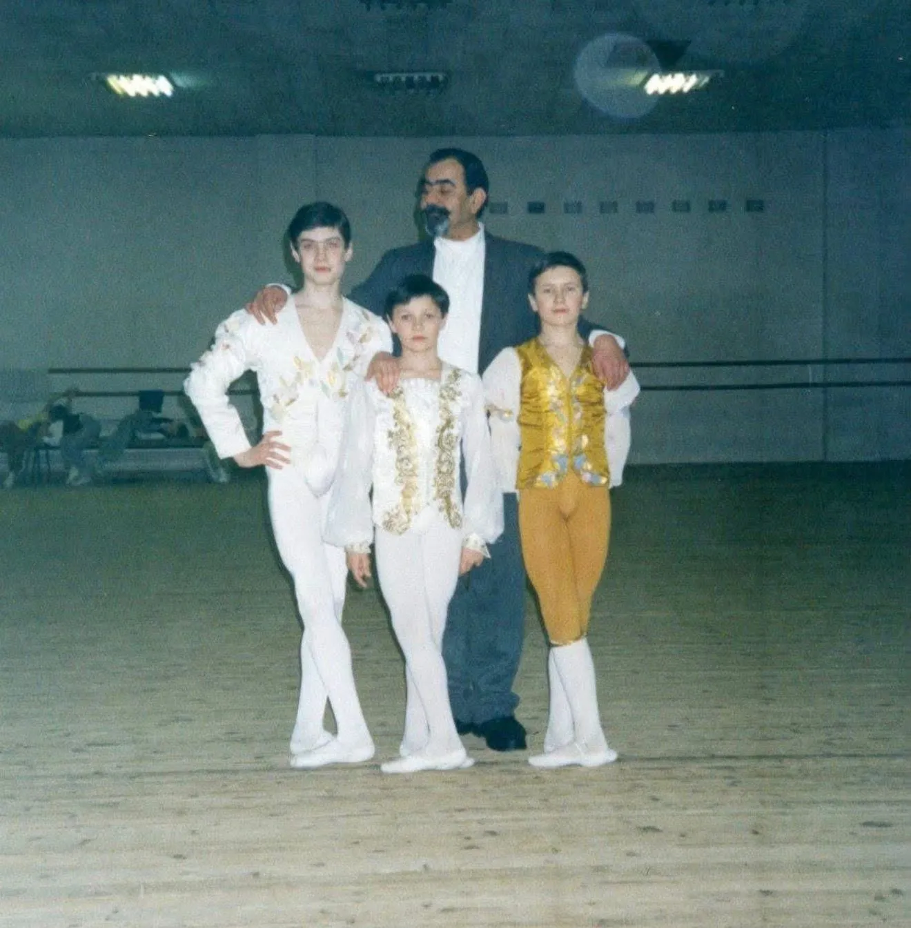 Trois jeunes danseurs en costume avec leur professeur, tirage couleur d'époque.