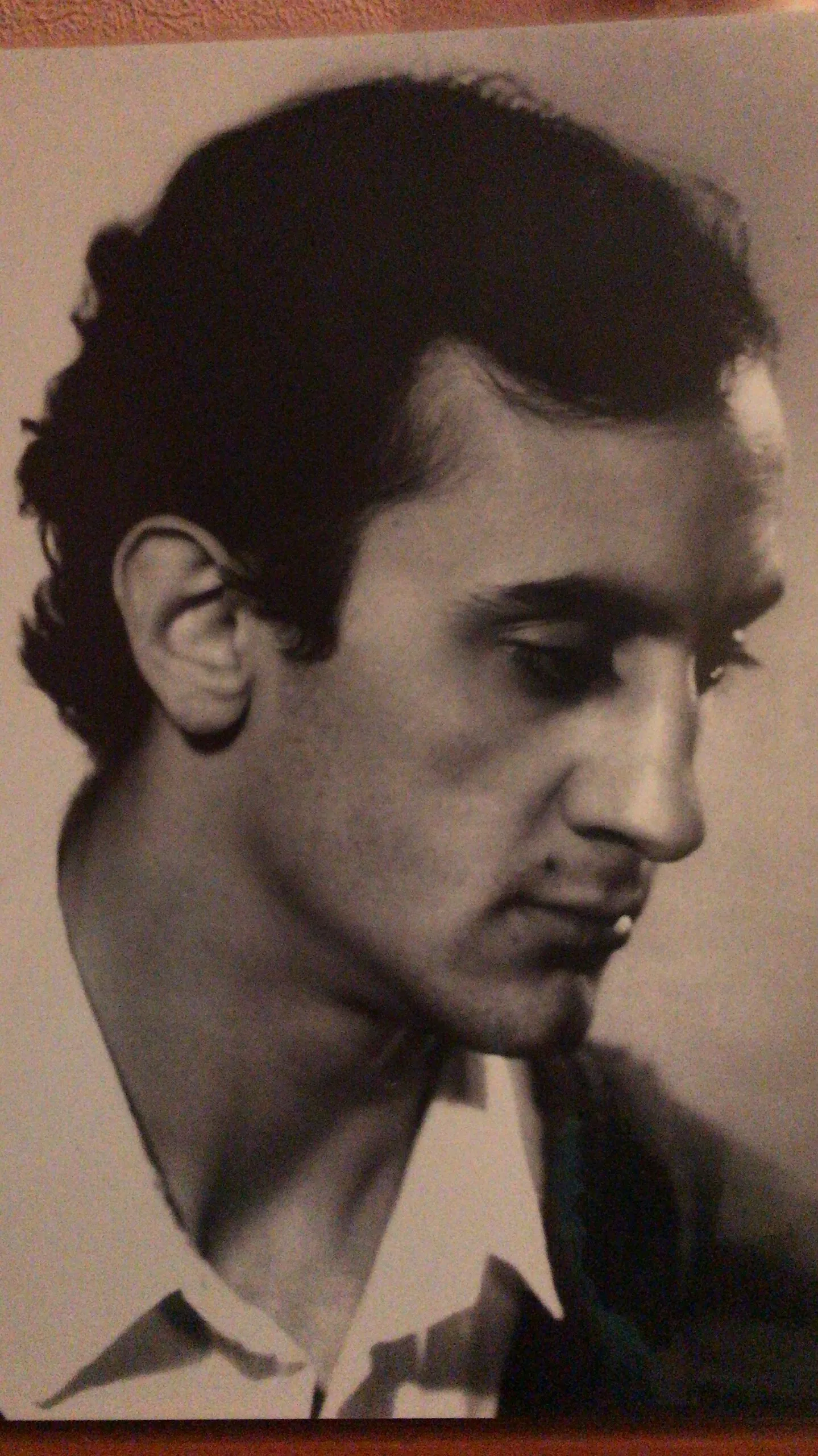 Portrait ancien d'un jeune homme, le regard baissé, dans son cadre.
