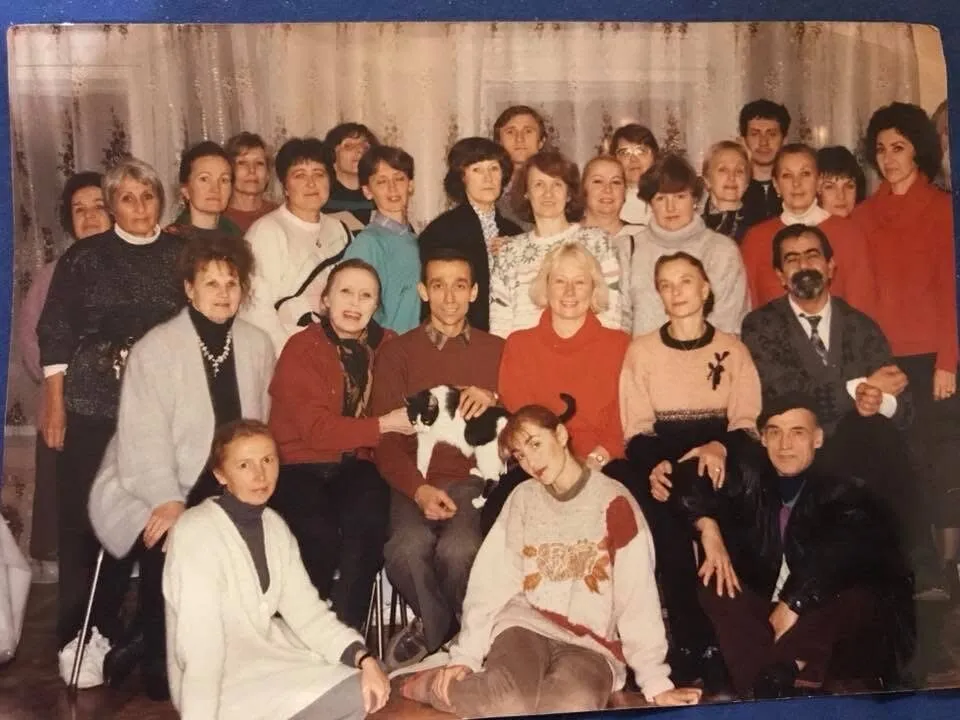 Photographie de groupe : une grande réunion de famille, tirage couleur d'époque.