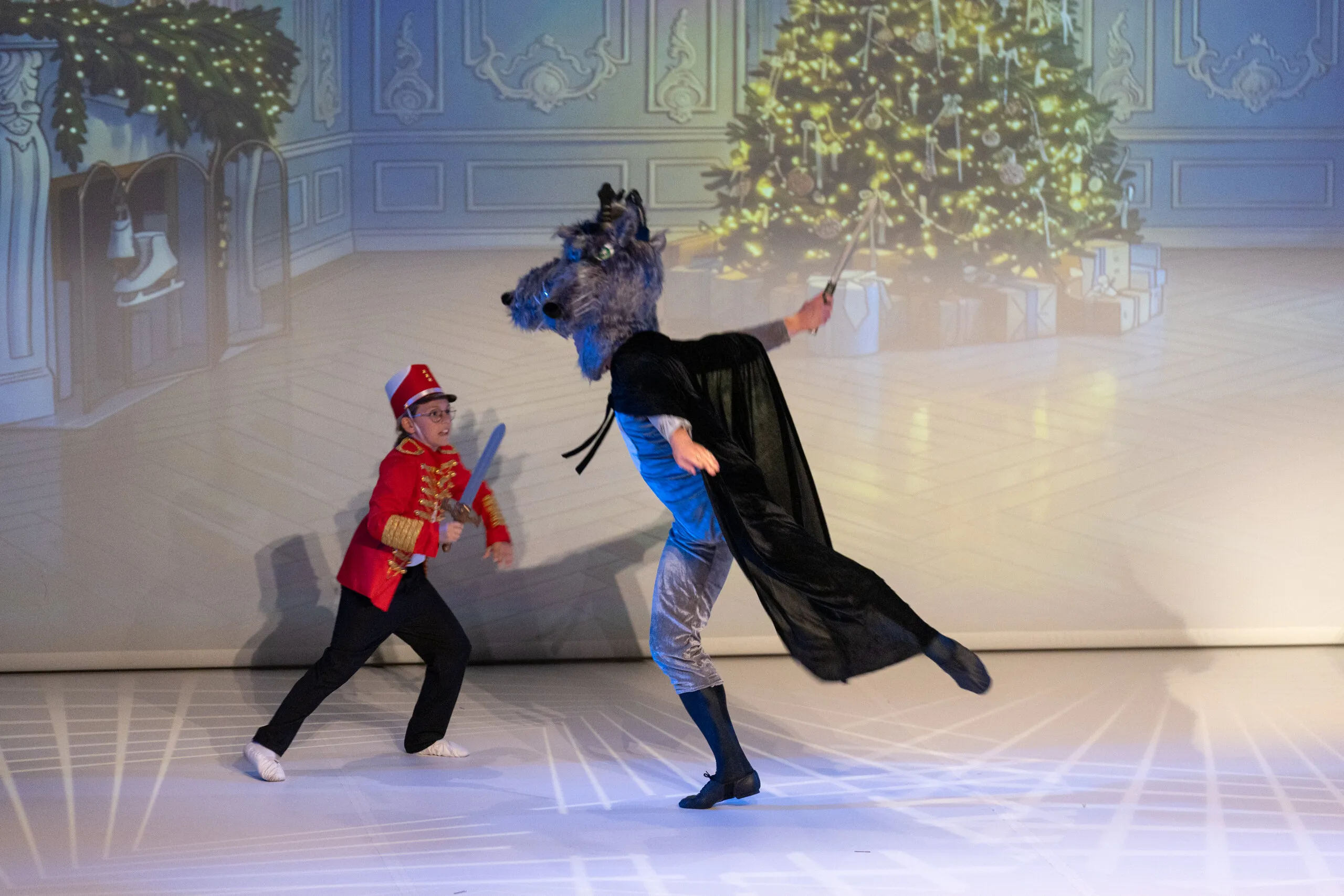 Le duel avec le roi des souris devant le sapin.