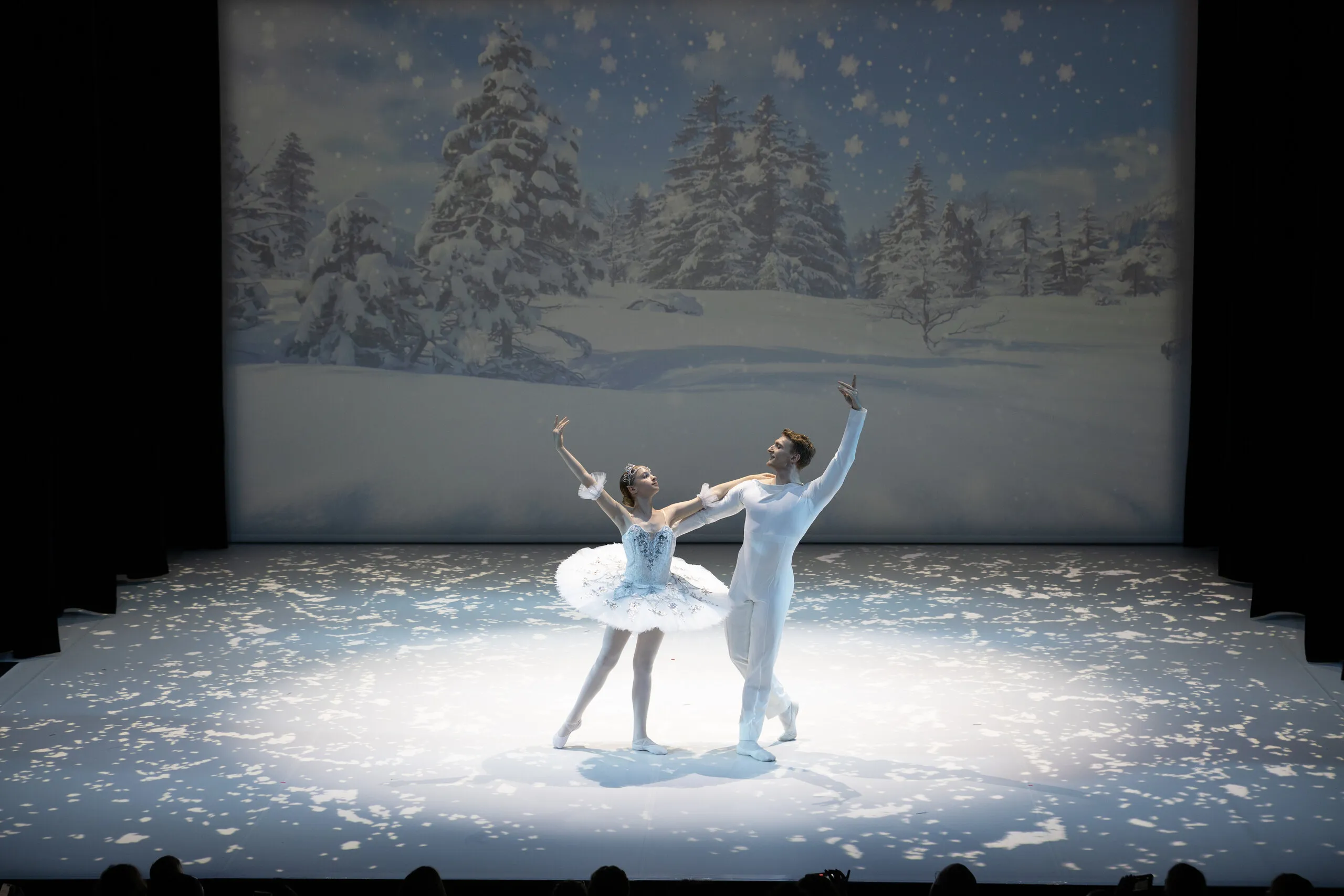Le couple d'étoiles invitées dans la scène de la neige.