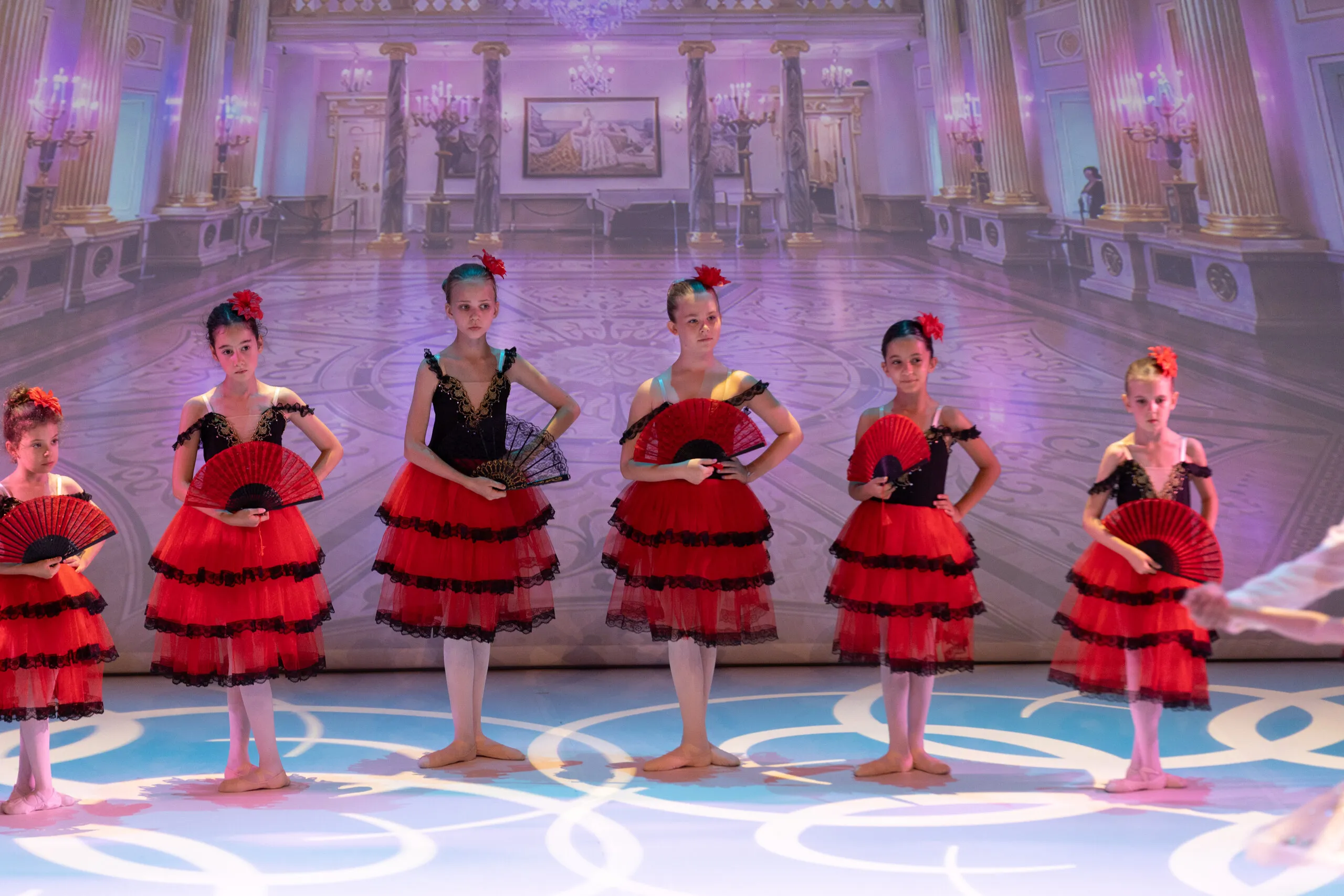 La danse espagnole, robes rouges et éventails.