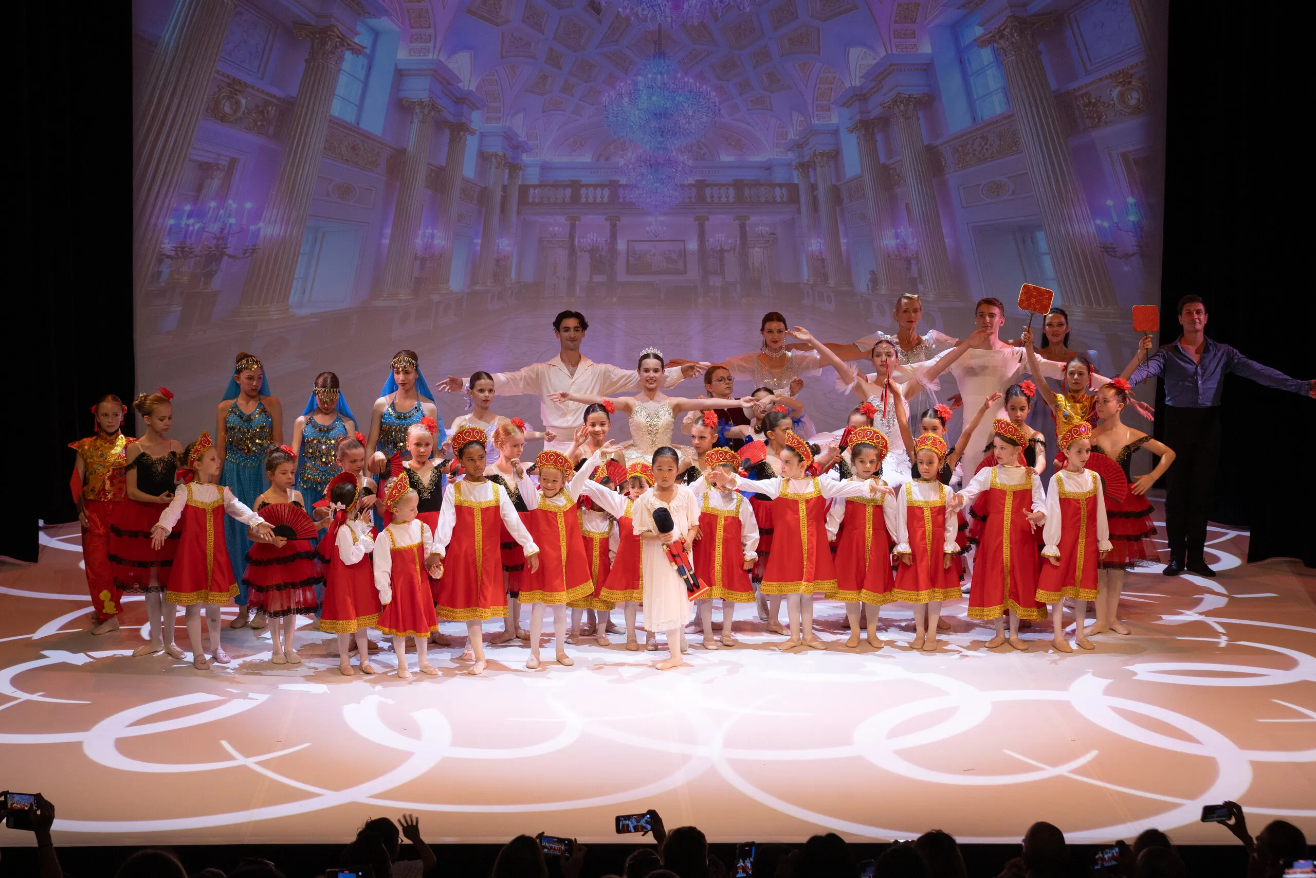 Le final, toute la troupe réunie sur scène.