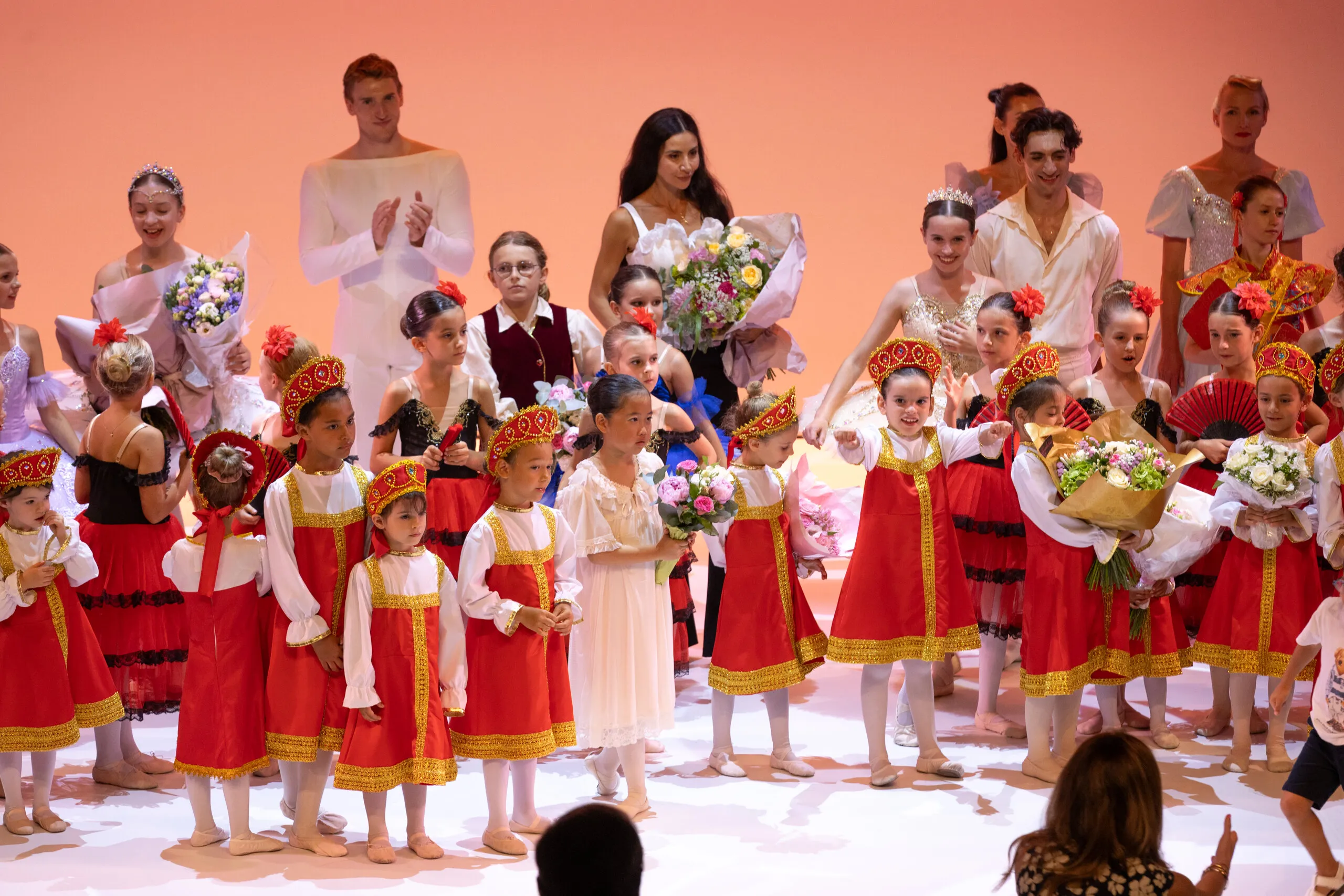 Après le spectacle, les élèves avec leurs bouquets.