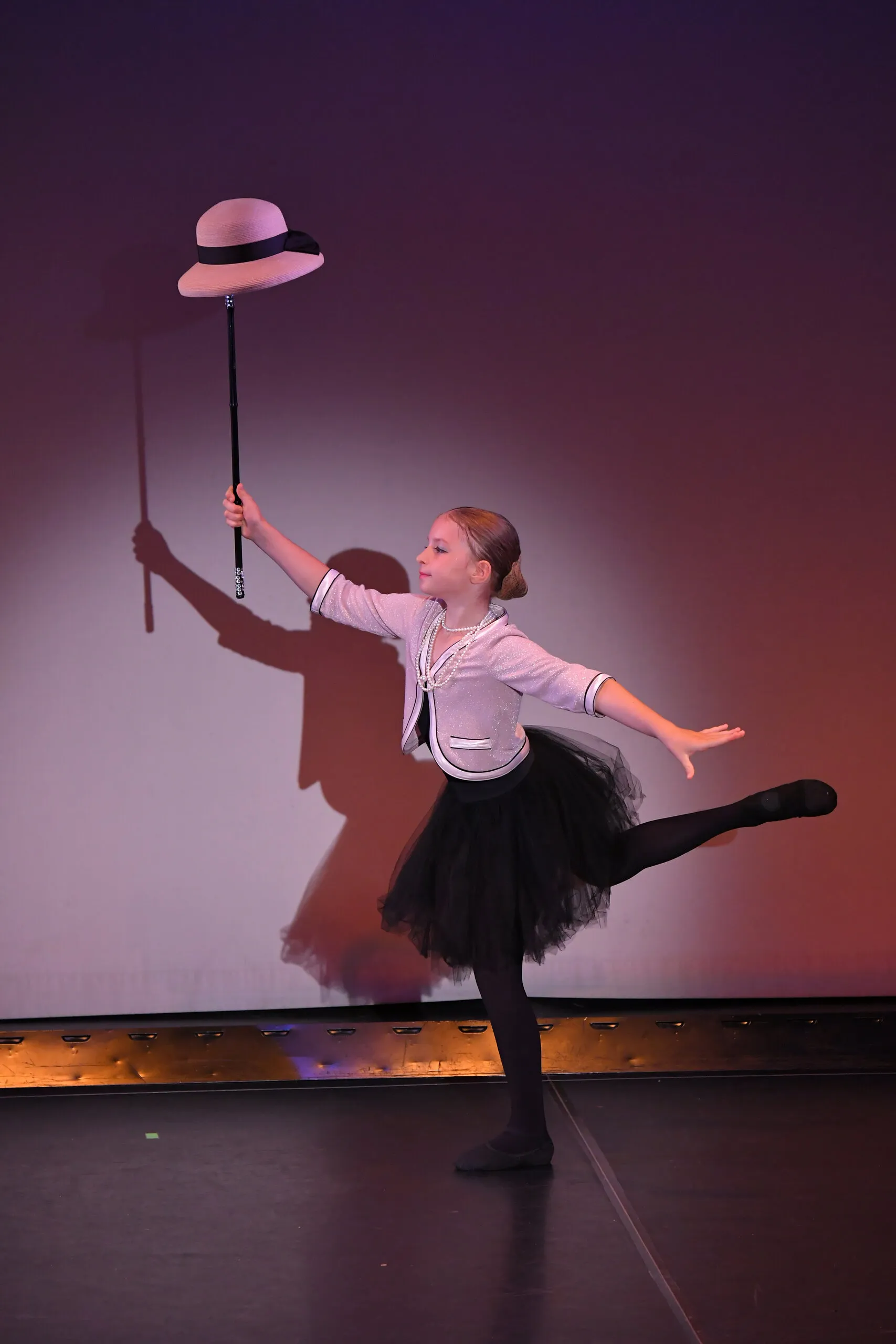 Variation au chapeau et à la canne, en équilibre en arabesque.