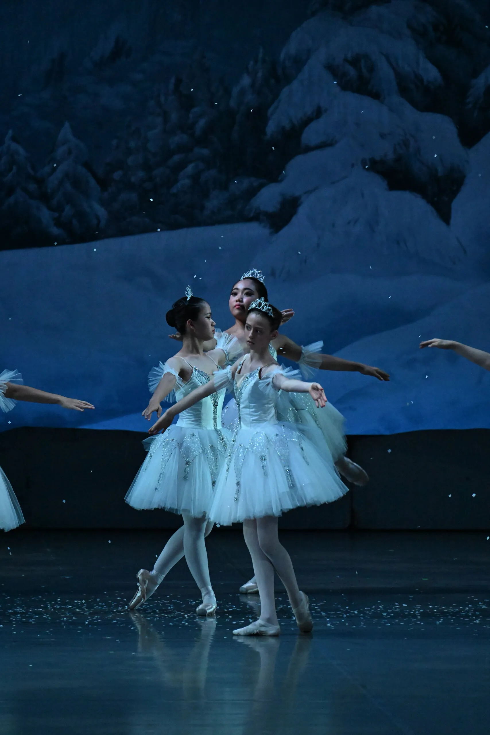Les danseuses en tutus blancs sous la neige, lumière bleue.