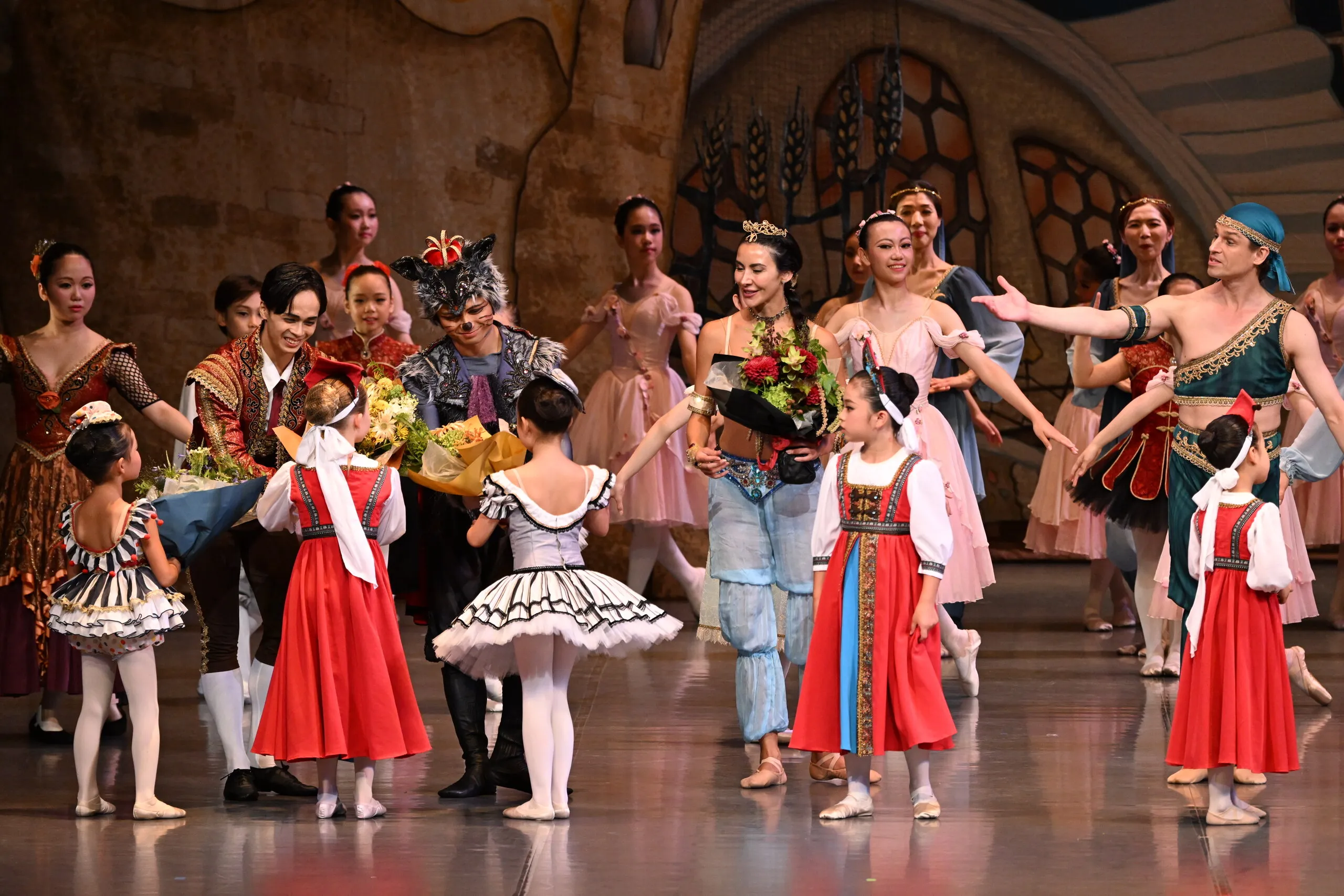 At the bows, the youngest students offer their bouquets to the dancers.