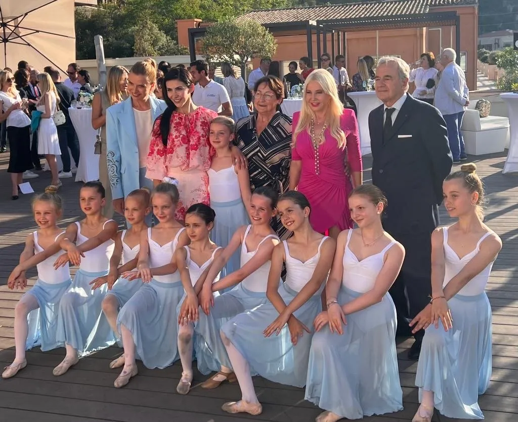 Le groupe et les invités réunis sur la terrasse, à la fin de la présentation.