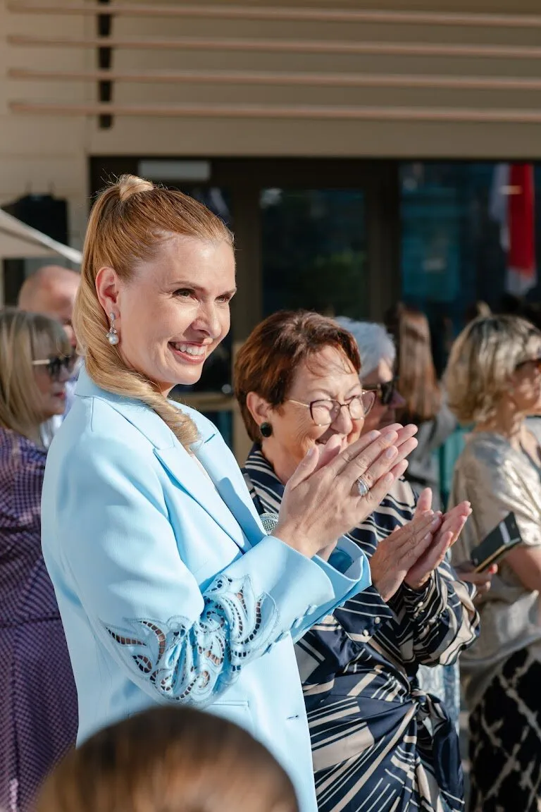 Deux invitées applaudissent au premier rang du public.