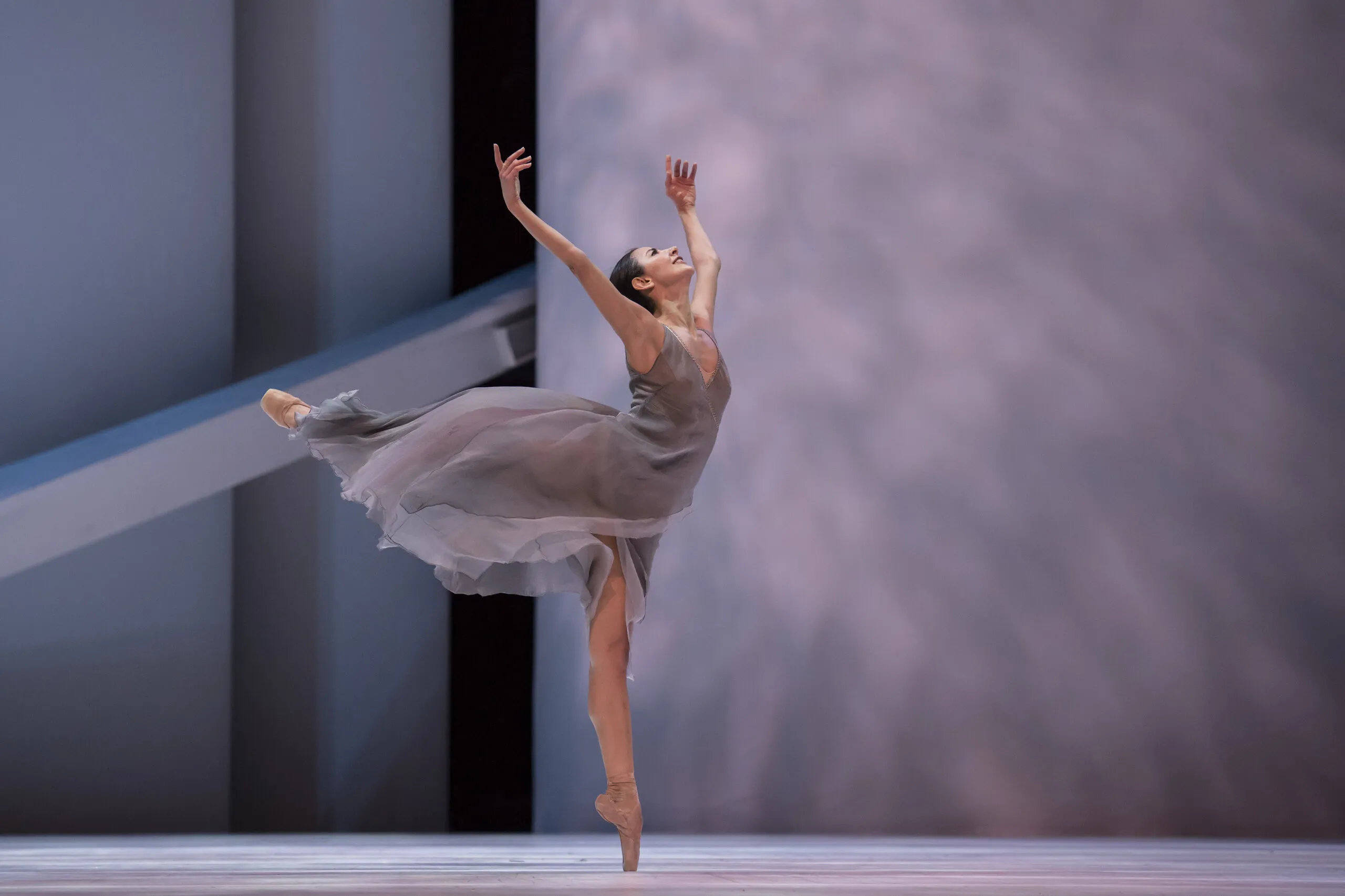 Victoria Ananyan en attitude sur pointe, sur scène, figure entière.