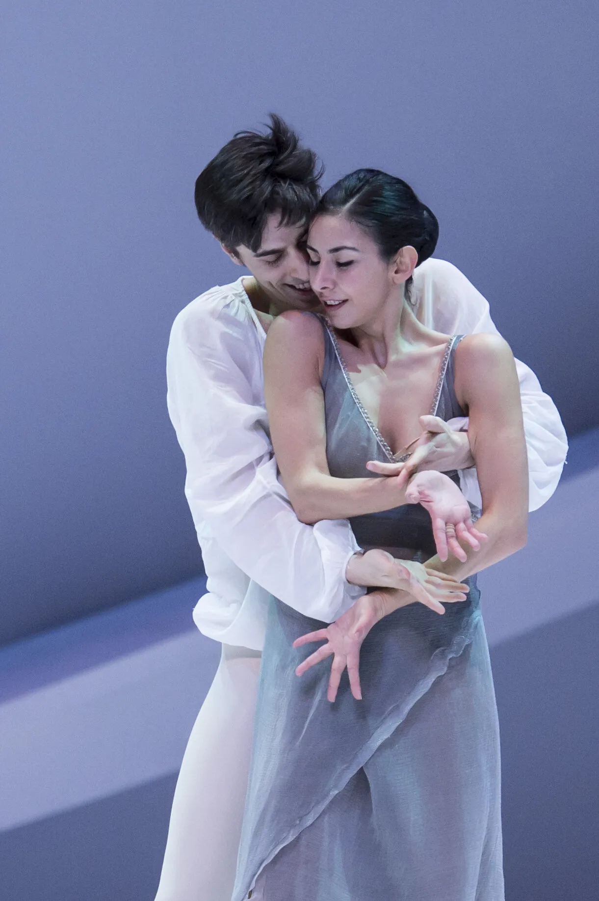 Victoria dans les bras de son partenaire, un moment suspendu du pas de deux.
